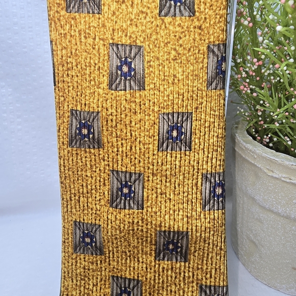 Robert Talbott Gold and Black Silk Tie with Geometric Design - Picture 3 of 8